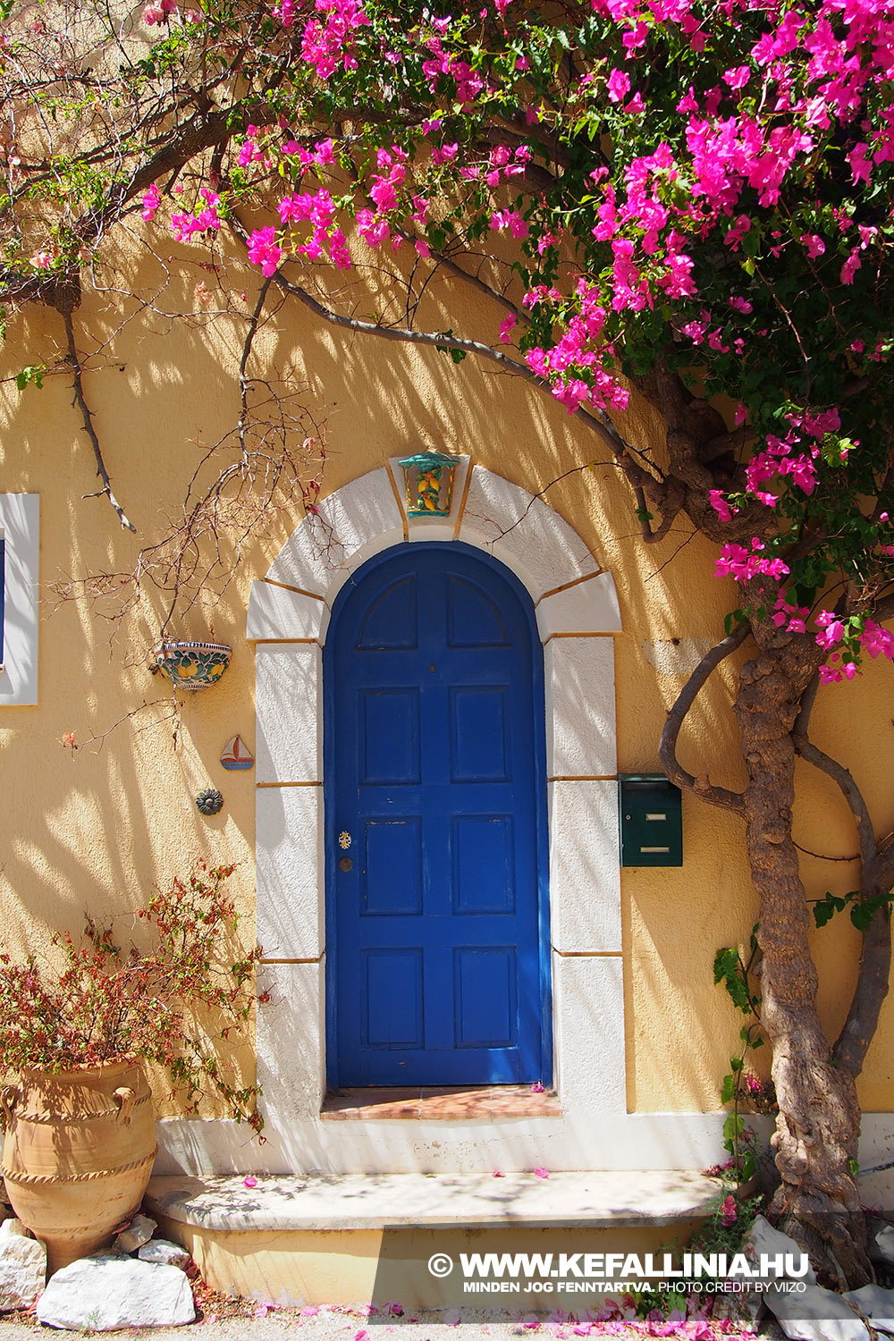 Virágos ajtó Assos egyik utcáján